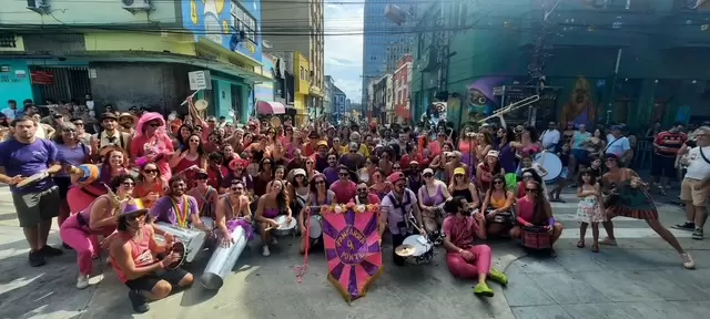 Fanfarra da Ponte leva alegria ao Carnaval de Florianópolis com cortejo musical no Centro da cidade