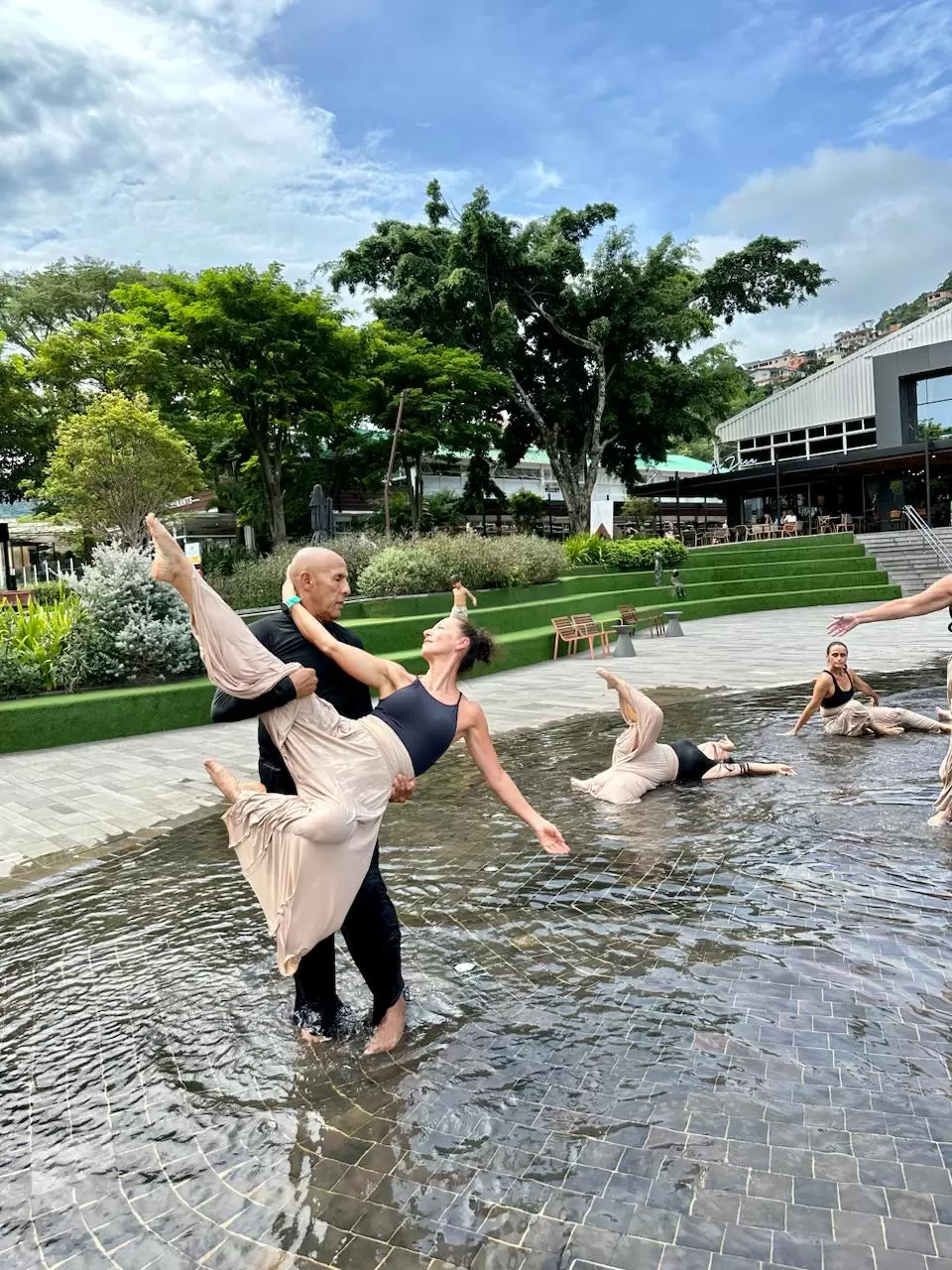 Bailarinos cegos fazem apresentação gratuita durante evento Plural