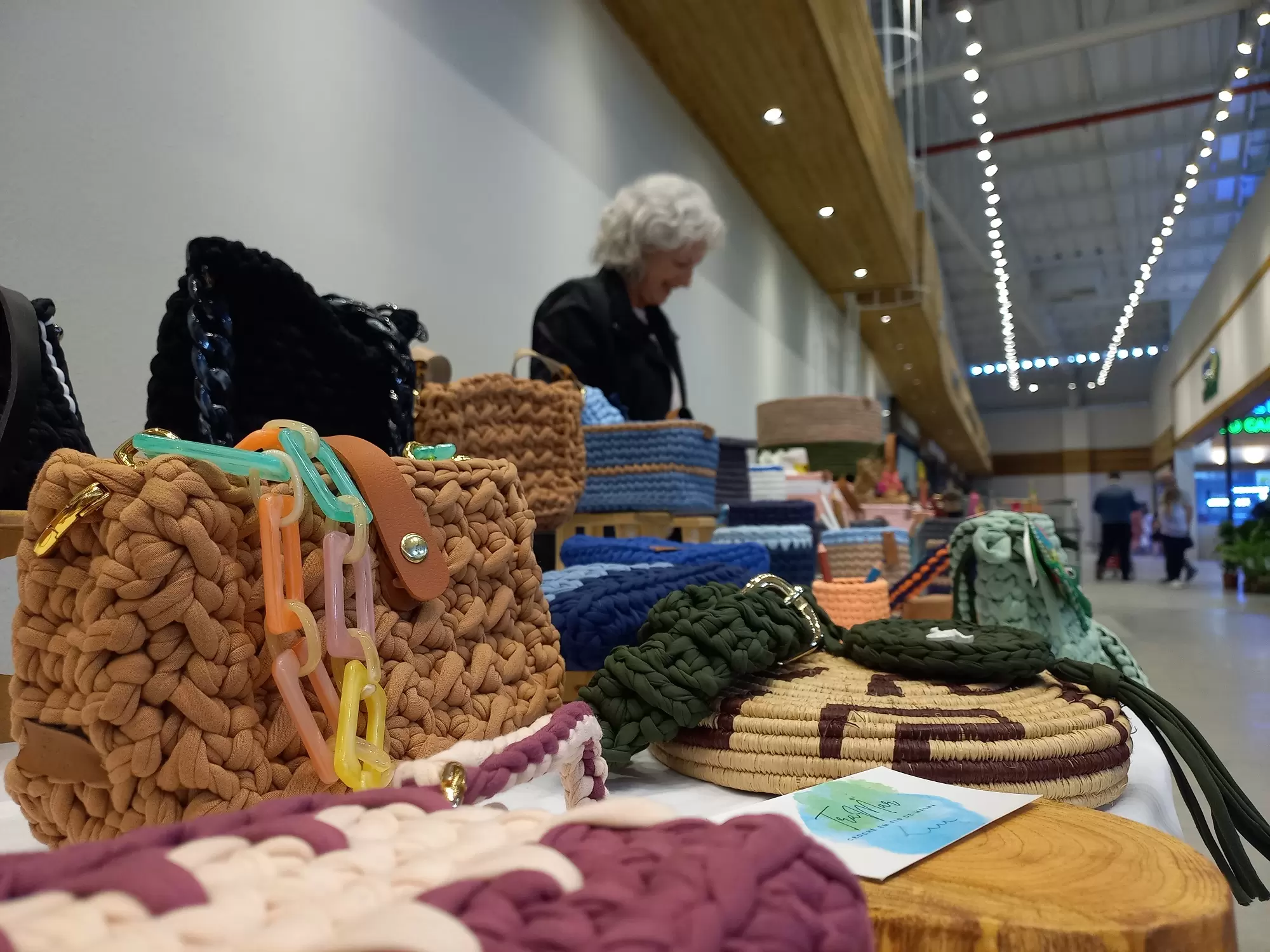 Mercadão de Coqueiros abre espaço para artesãos da região continental de Florianópolis