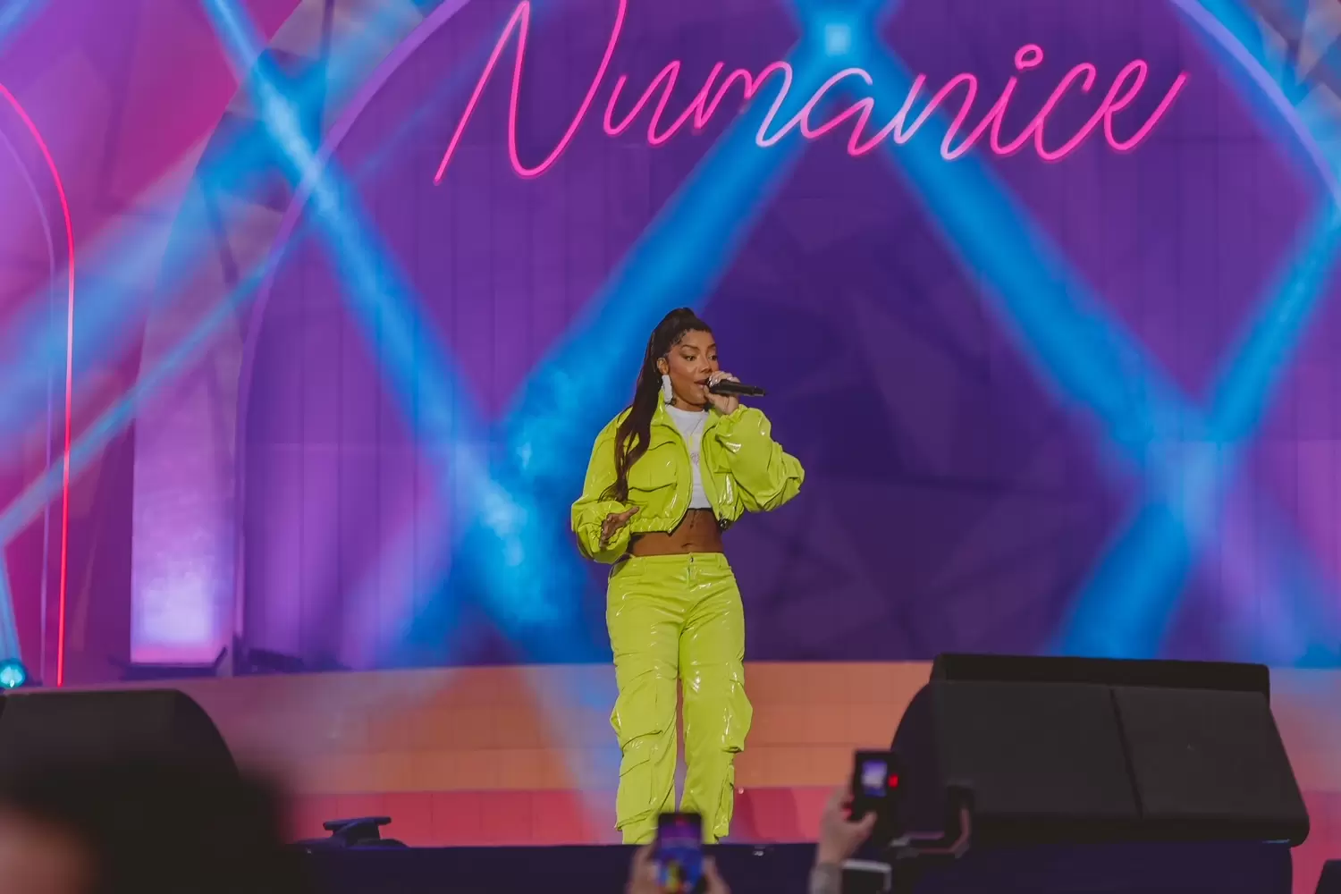 Em aparição surpresa Ludmilla confirma turnê de Numanice #3