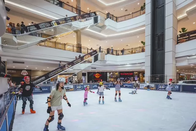 Pista de patinação no gelo é opção indoor em Florianópolis