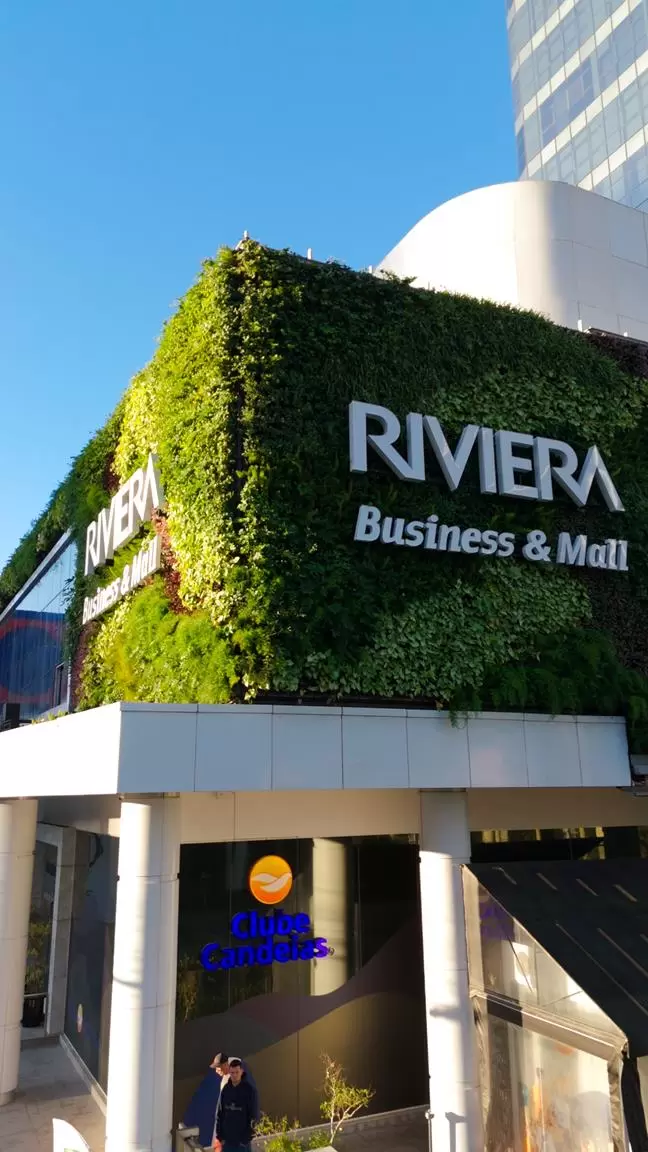 Nova fachada do Riviera Business e Mall chama à atenção com jardim vertical de mais de 300 m²