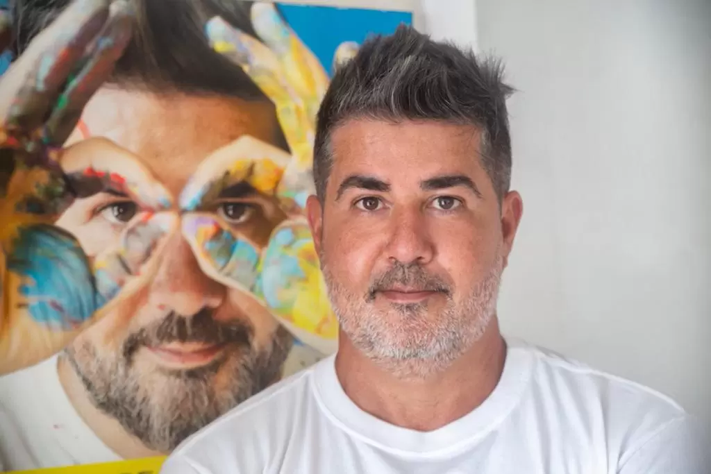 Luciano Martins compartilha sua arte com crianças em oficinas de pintura no Villa Romana Shopping