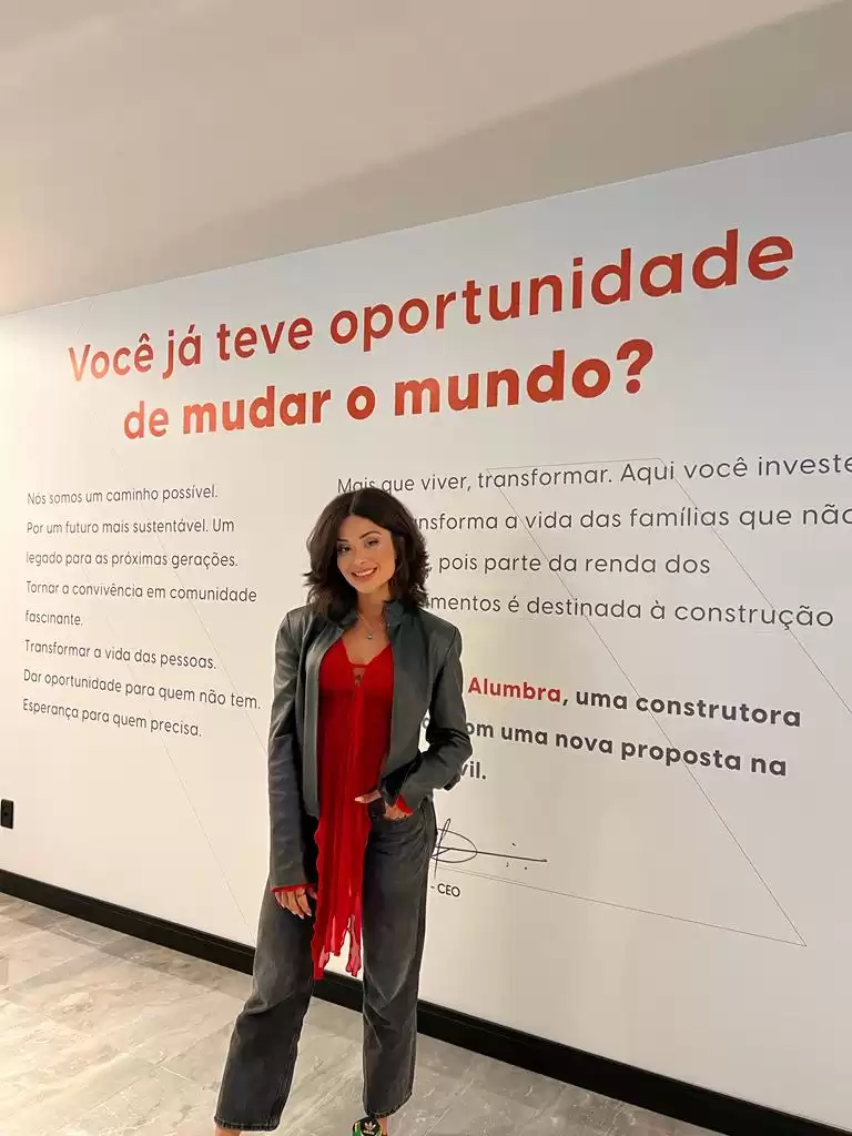 Alumbra Empreendimentos Design traz atriz Aline Campos para Itajaí