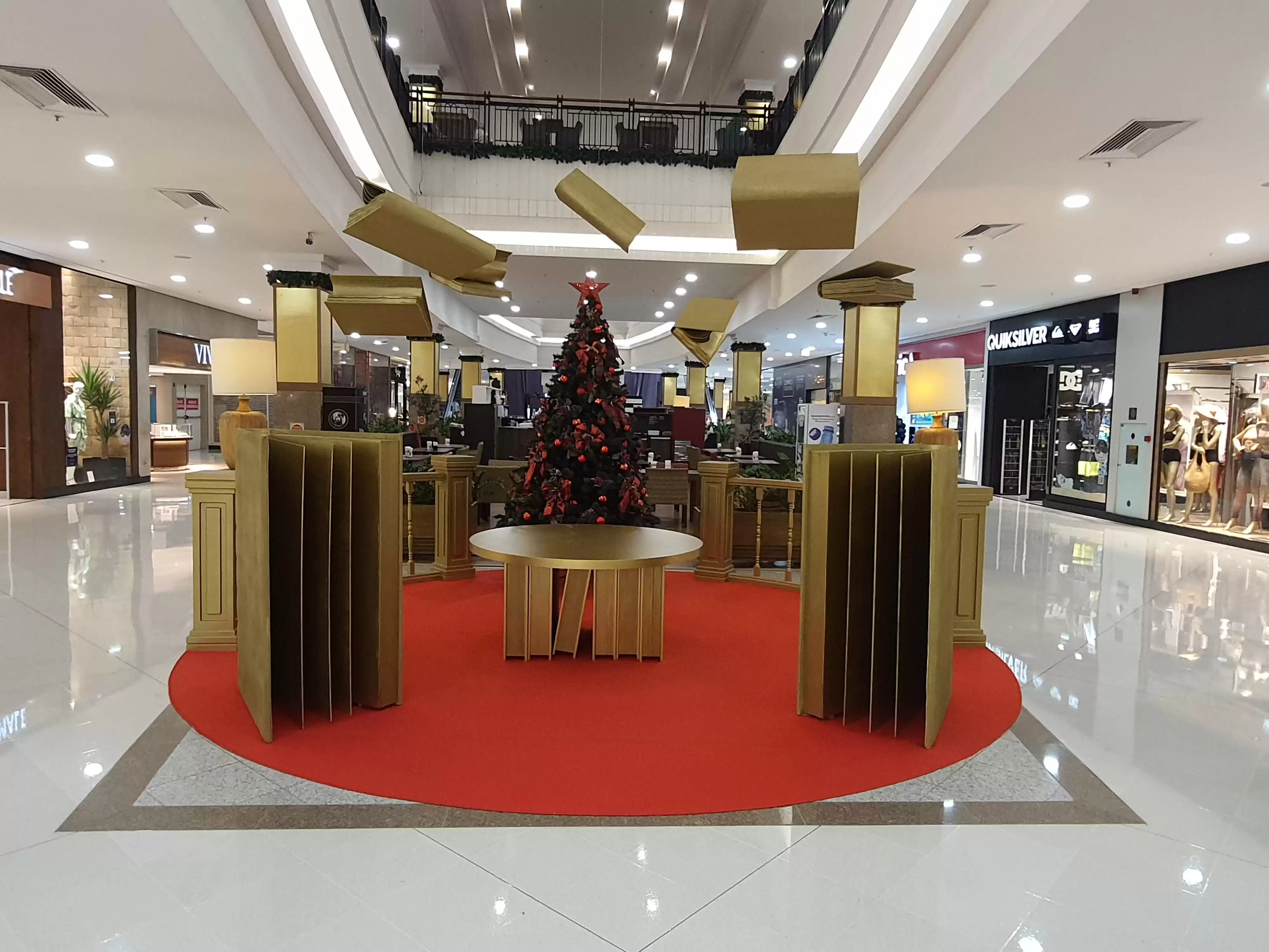 Árvore dos Sonhos do Shopping Iguatemi Florianópolis arrecada presentes para crianças, idosos e pessoas em situação de rua.