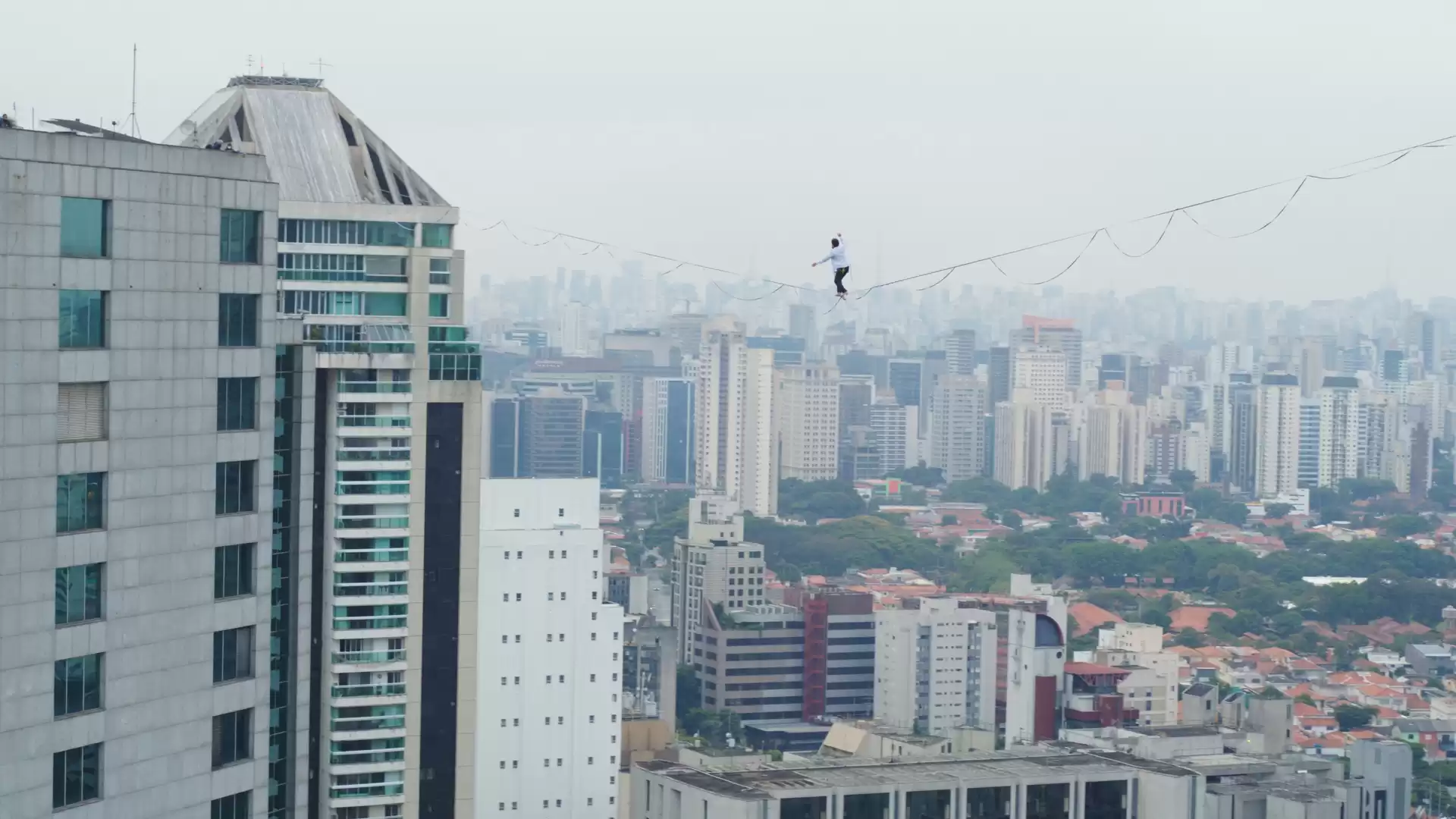 Atletas de highline fazem travessia entre prédios de São Paulo convocando as pessoas a irem às montanhas