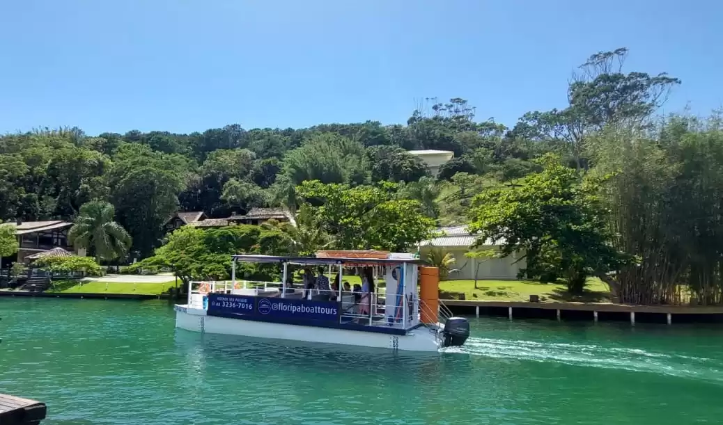 Carnaval na Lagoa da Conceição terá sunset a bordo do Catamarã