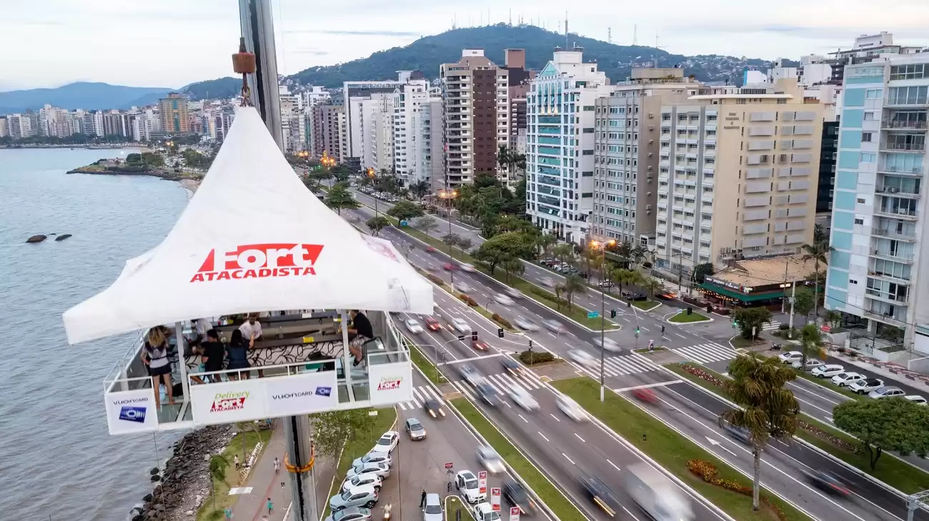 Com veleiro, ‘Bar nas Alturas’, empréstimo de bicicletas e milhares de brindes, Fort Atacadista lança campanha de verão 