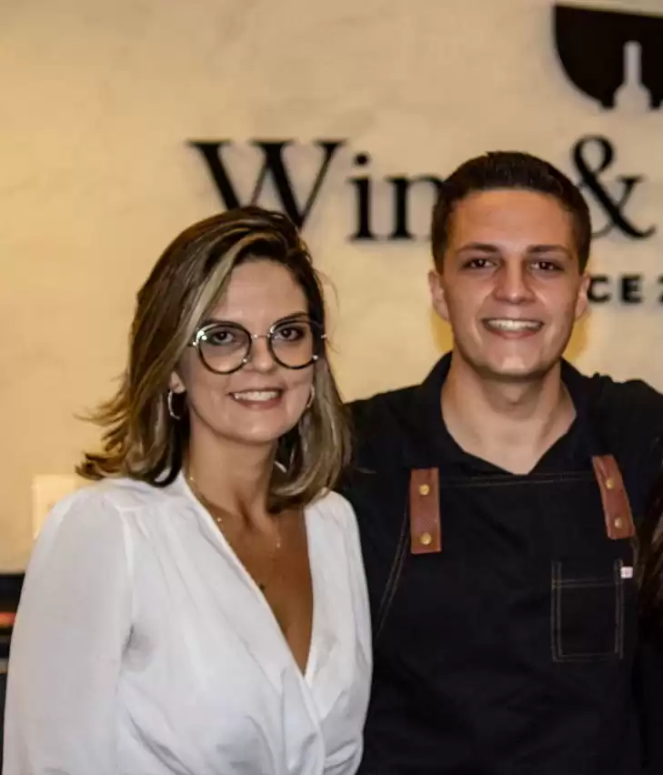 Empreendedora catarinense inaugura piano bar em Jurerê