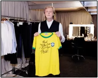 Paul McCartney recebe camisa assinada por Pelé