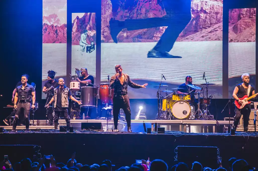 No clima de verão, Stage Music Park recebe noite de muito pagode