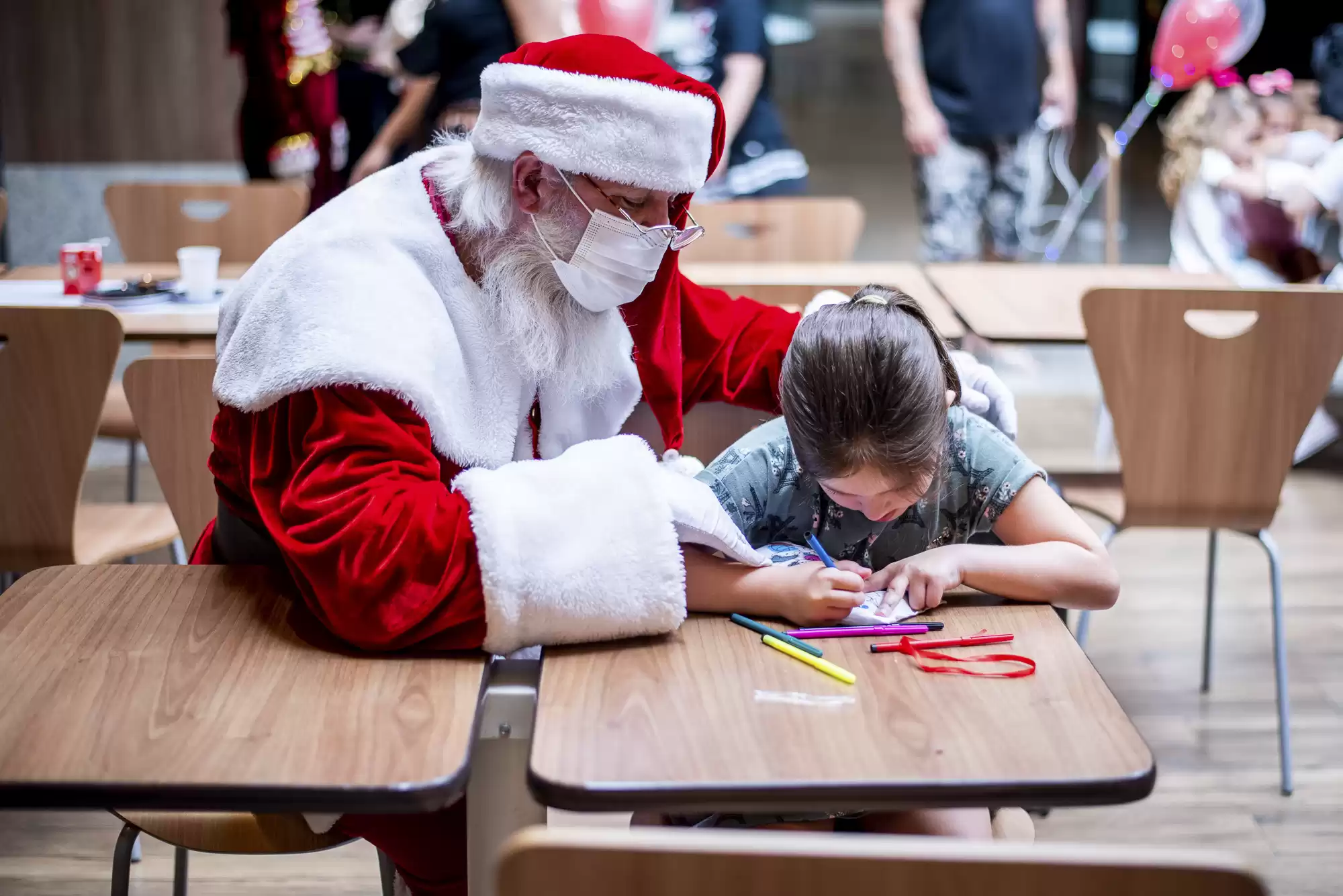 Pais e filhos vivem experiência de filme com o 1º Acampamento do Noel do Shopping Itaguaçu