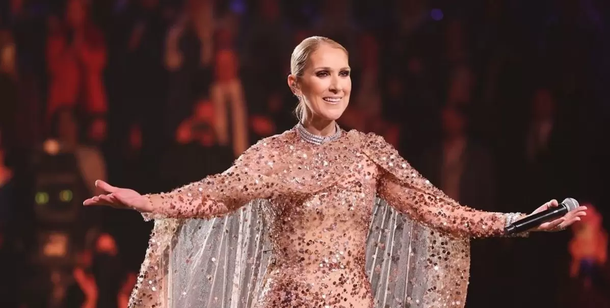 Céline Dion retorna aos palcos vestindo joias Bvlgari