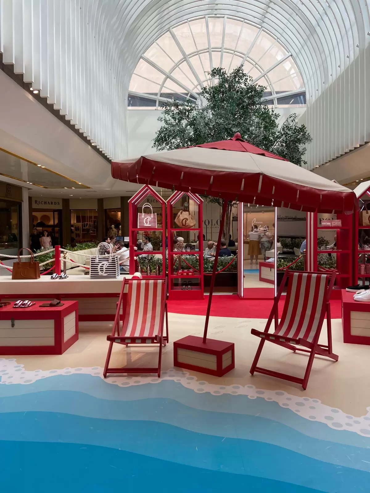 Christian Louboutin lança pop-up com tema de verão em São Paulo