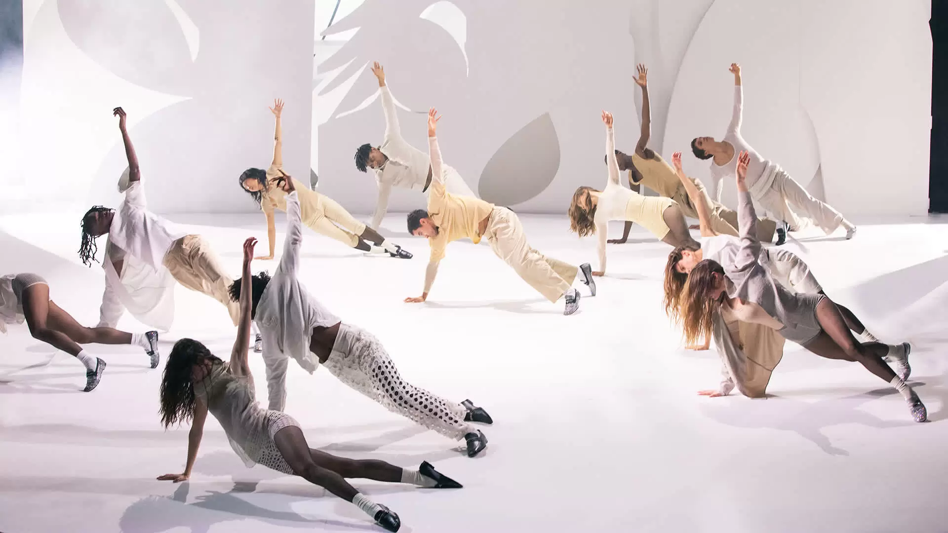 Christian Louboutin apresenta The Loubi Show, uma celebração de Dança e Música no Le Trianon para revelar sua coleção feminina Outono-Inverno 2024