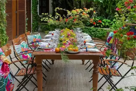 Mesa posta para o verão: 5 dicas práticas de decoração da Tok&Stok com destaques para flora brasileira