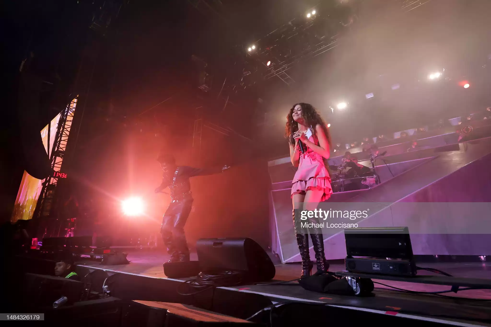 Zendaya usa Christian Louboutin em apresentação surpresa no Coachella